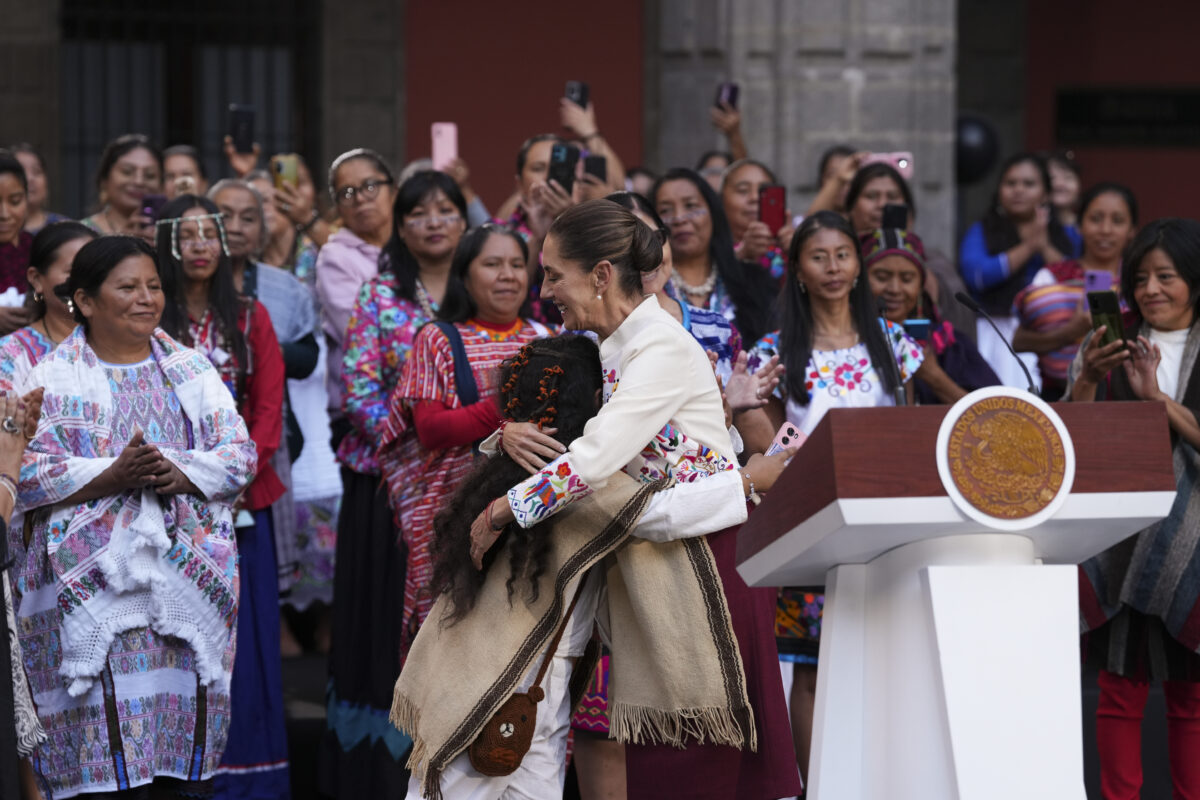 ANUNCIA CLAUDIA SHEINBAUM NUEVOS PLANES DE JUSTICIA INCLUYEN A MUJERES INDIGENAS ARTESANAS