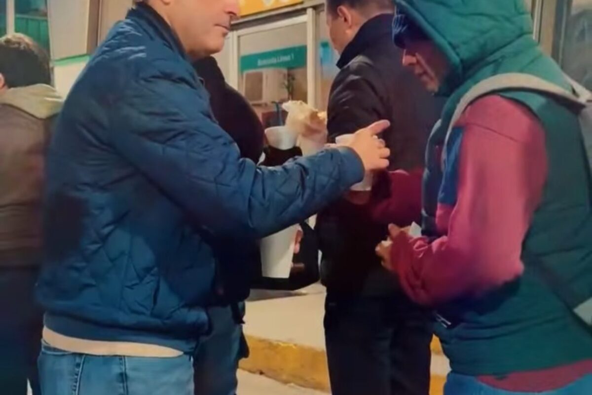 !CHOCOLATE CALIENTE Y PAN EN EL METRO! LO LLEVAN CHALE DE LA FUENTE Y POLICARPO