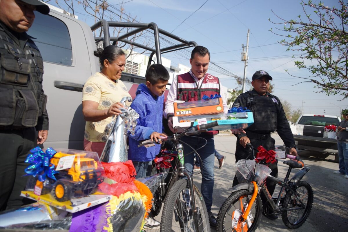 ENTREGA ALCALDE DE GARCIA APOYOS A PEQUEÑO GUERRERO