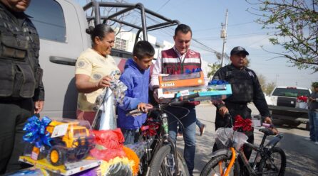 ENTREGA ALCALDE DE GARCIA APOYOS A PEQUEÑO GUERRERO