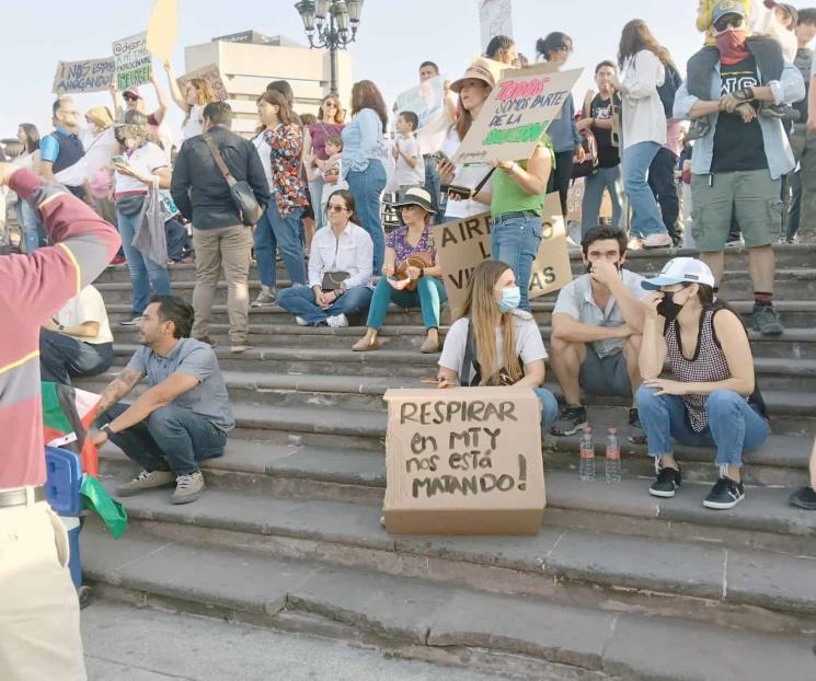 EXIGEN CON PROTESTA AIRE LIMPIO EN MONTERREY