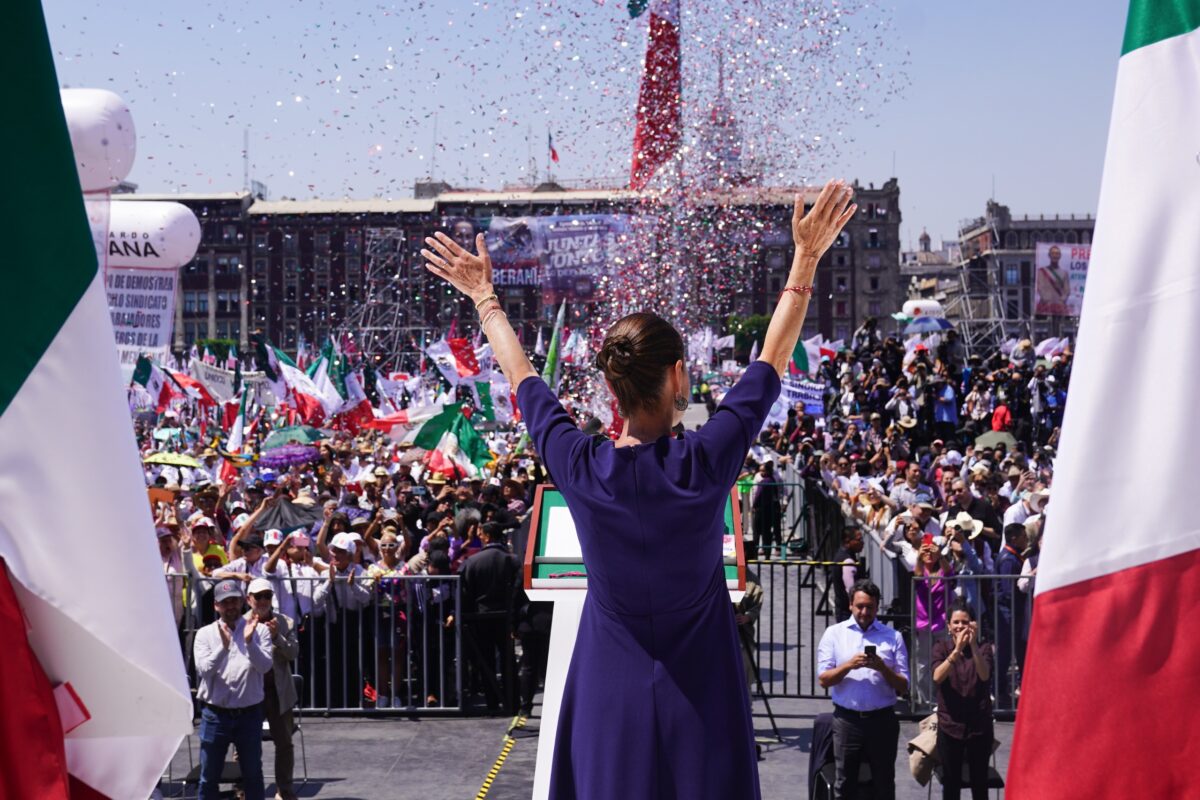 ZÓCALO LLENO, OPTIMISMO POR LAS NUBES EN MÉXICO