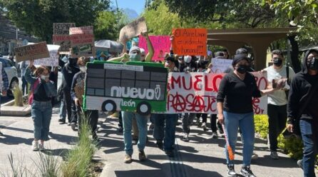 ESTUDIANTES BLOQUEAN AVENIDA POR EL TARIFAZO