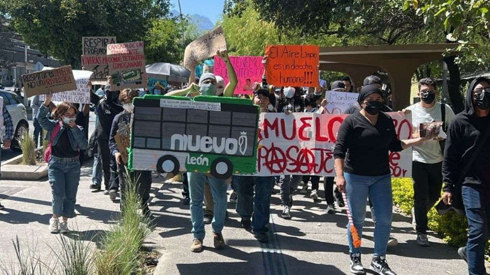 ESTUDIANTES BLOQUEAN AVENIDA POR EL TARIFAZO